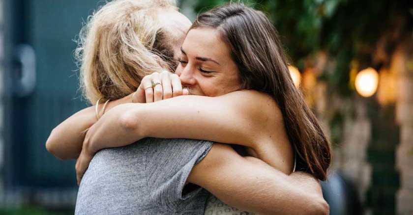 Zona Emocional pareja abrazada felices emociones inteligencia emocional