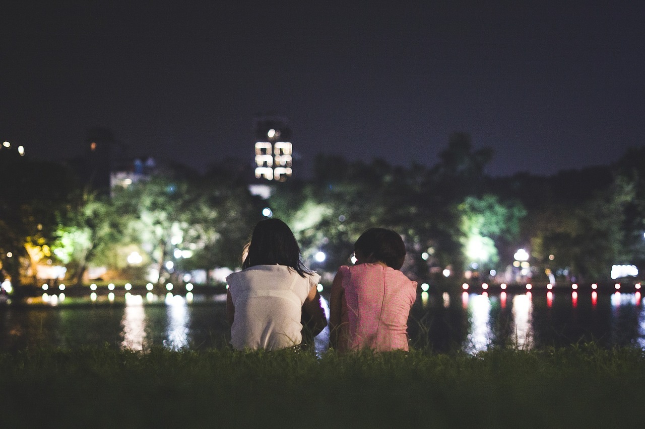 personas sentadas fondo oscuro relación con los demás crecimiento