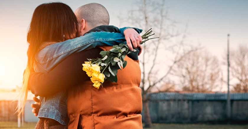 hombre abraza a una mujer esposos abrazados perdonar abrazo perdón