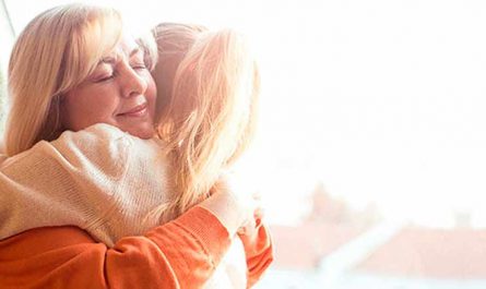 mujer abrazando hija abrazo de perdon navidad es tiempo de perdon