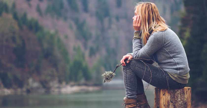 mujer viendo sentada río como mejorar mi carácter cómo controlar la ira